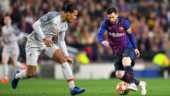 BARCELONA, SPAIN - MAY 01: Virgil van Dijk of Liverpool looks on as Lionel Messi of Barcelona controls the ball  during the UEFA Champions League Semi Final first leg match between Barcelona and Liverpool at the Nou Camp on May 01, 2019 in Barcelona, Spain. (Photo by Michael Regan/Getty Images)