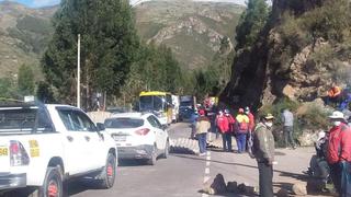 Manifestantes inician paro de tres días y bloquean vía Cusco - Arequipa (FOTOS)