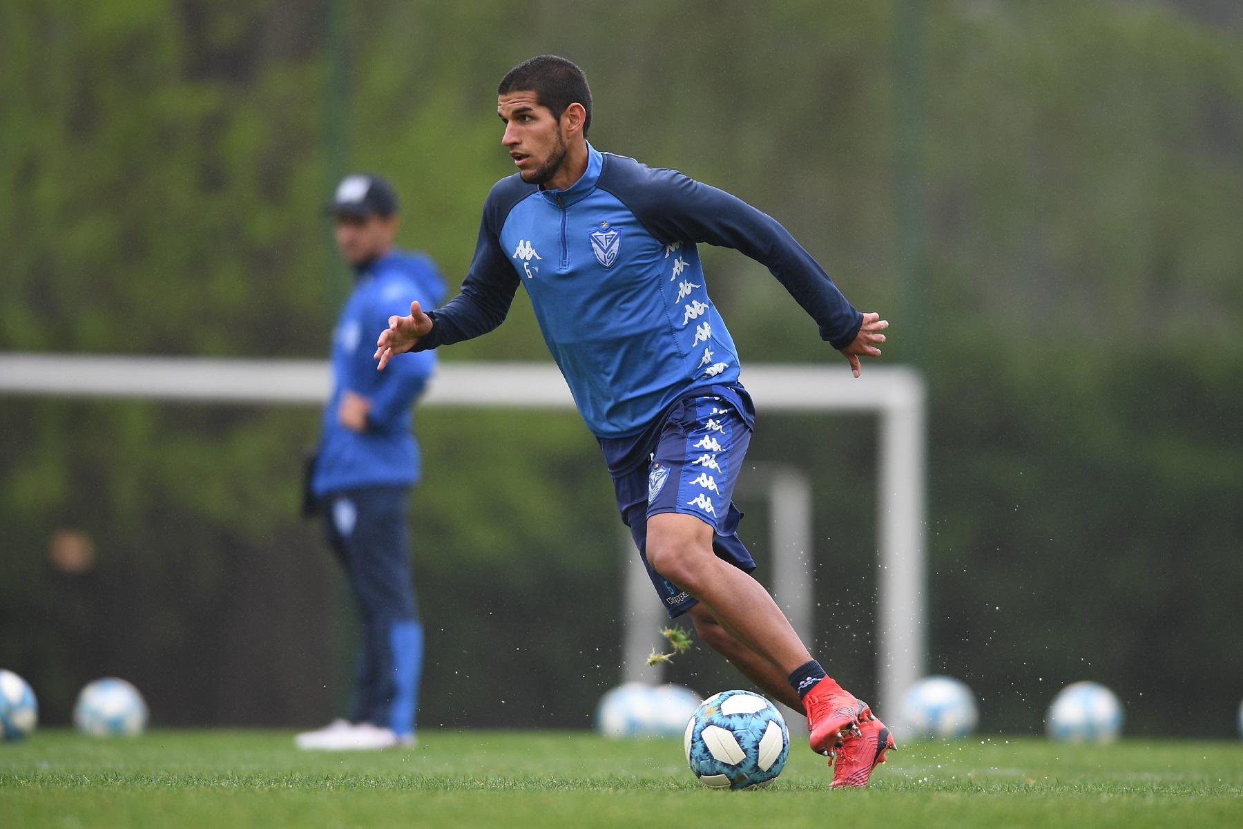 El defensor central llegó al equipo de Liniers por recomendación de Ricardo 'Tigre' Gareca.