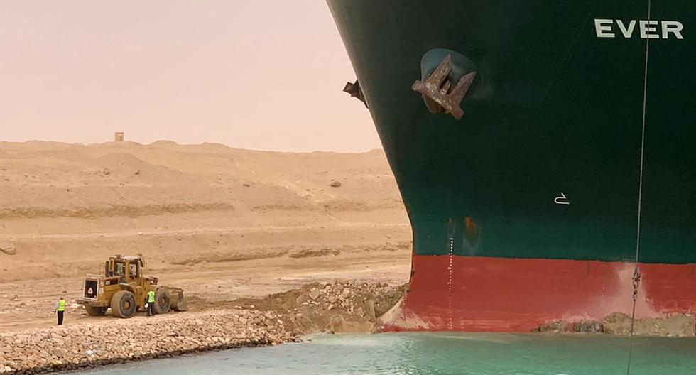 Una imagen distribuida por la Autoridad del Canal de Suez el 24 de marzo de 2021 muestra una parte del MV Ever Given (Evergreen), propiedad de Taiwán. (AFP).