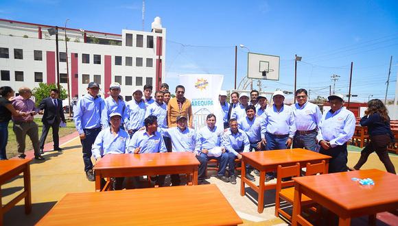 Entregan mobiliario escolar a 11 colegios de Arequipa