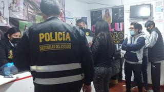 Carnés de vacunación, antecedentes judiciales y otros documentos ‘bamba’ en local clandestino de Cusco (VIDEO)