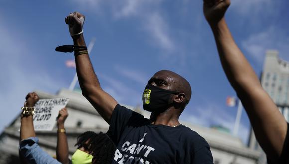 Manifestantes usan máscaras con el mensaje "Todavía no puedo respirar" durante una vigilia en Foley Square en Nueva York contra la muerte de George Floyd, un hombre afroamericano que murió después de que un policía se arrodilló en su cuello por varios minutos. (Foto: AFP/TIMOTHY A. CLARY)