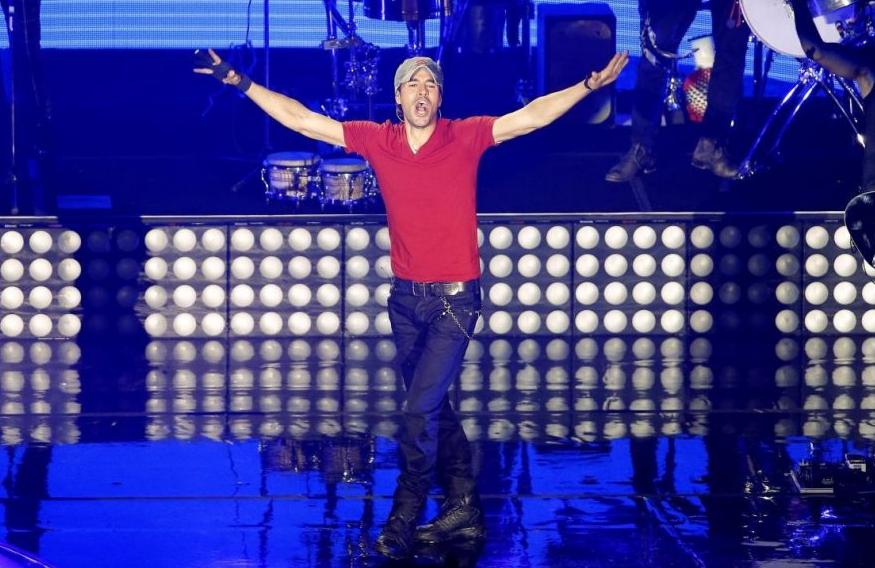 ​Enrique Iglesias arrasa con los Premios Juventud