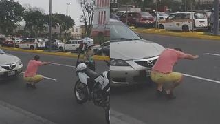 Taxista realizó 'ranas' para que policía no le imponga multa (VIDEO)