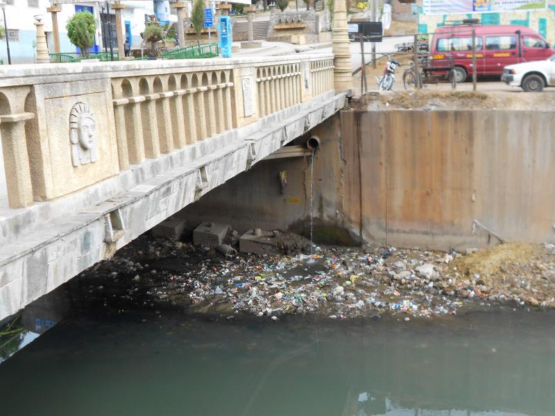 95 litros de desagüe contamina río Ichu