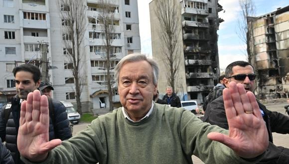 El Secretario General de la ONU, Antonio Guterres, hace un gesto mientras asiste a una visita en Borodianka, en las afueras de Kiev, el 28 de abril de 2022. (Foto de Serguéi SUPINSKY / AFP)