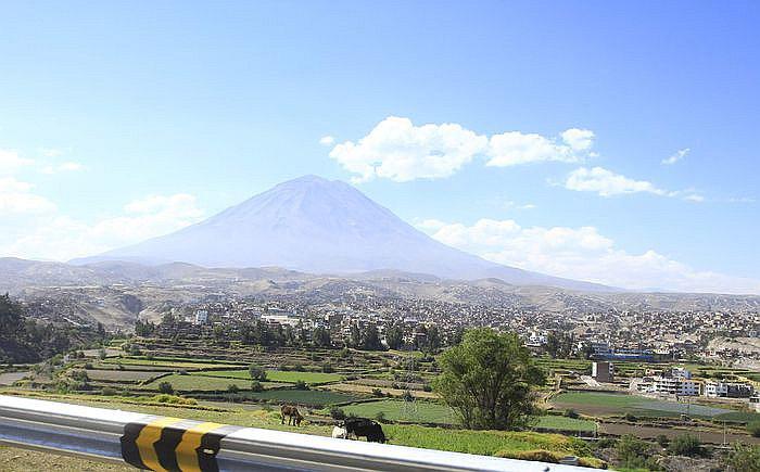 Volcán Misti registra 15 sismos al día y emana gases