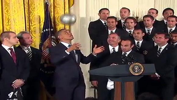 Barack Obama sorprendió al dominar balón en plena ceremonia (VIDEO)