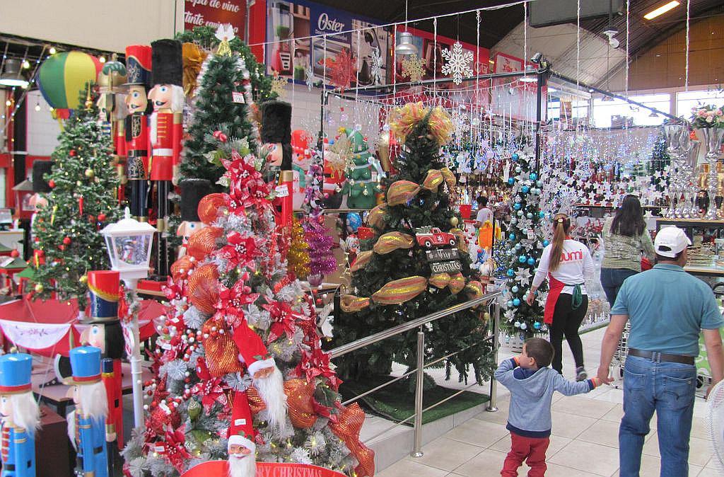 Variedad de juegos de luces y árboles navideños en las ferias
