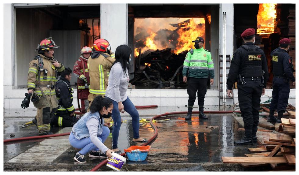 Más de 20 locales ardieron en llamas por más de cinco horas. Un corto circuito habría desatado el incendio en una ferretería y este se extendió a los negocios aledaños.
Foto: Britanie Arroyo / @photo.gec