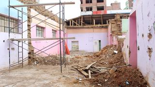 Desarman techo de zona inhabitable en hospital Materno Infantil El Carmen de Huancayo