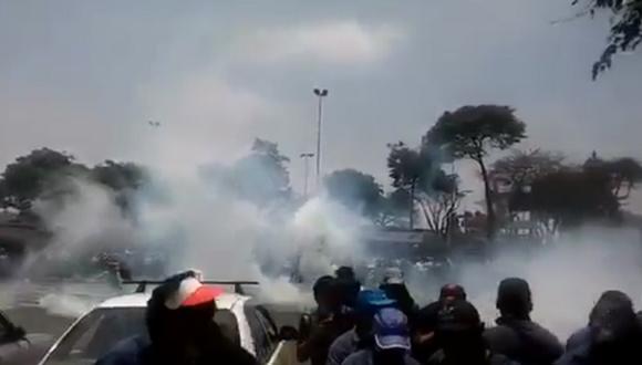 ​Policía dispersó a transportistas que bloquearon avenida (VIDEO)