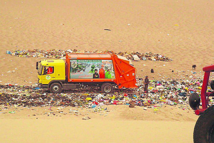 Denuncian a Municipio por contaminar las dunas de Pisco (VIDEO)