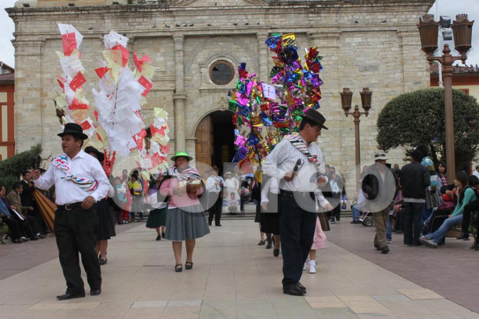 Residentes acobambinos despiden el año con chicha y zapateo