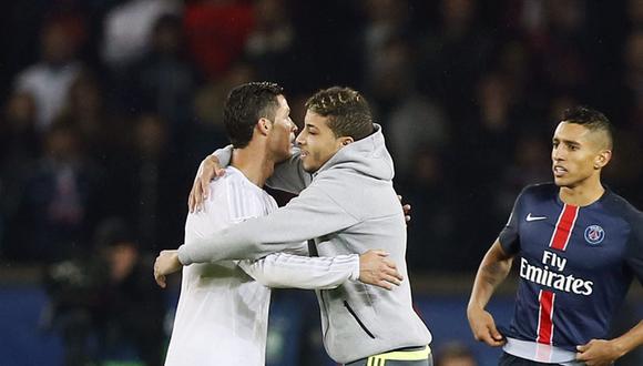 Cristiano Ronaldo: Fan ingresó en pleno - Real Madrid PSG para abrazarlo