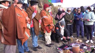 Con ceremonia en el cerro Cruz Pata, reciben año nuevo andino en Huancavelica