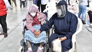 Mujer de 103 años y beneficiaría de Pensión 65 recibió vacuna contra el coronavirus en Tacna