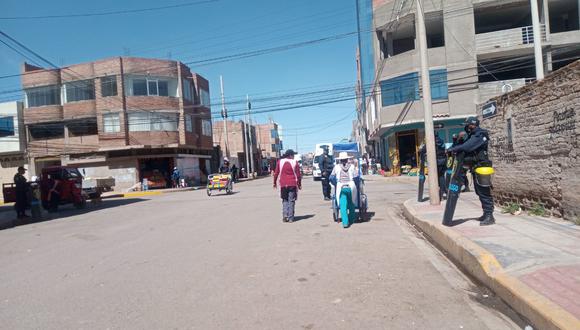 Policías municipales realizaron plantón en las calles aledañas al mercado Las Mercedes. (Foto: Feliciano Gutiérrez)