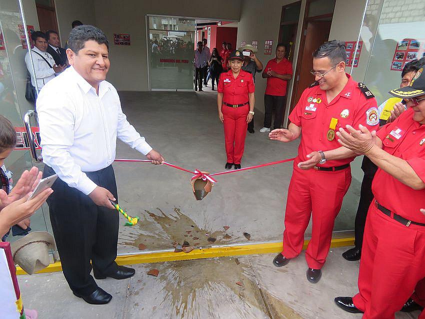 Comuna de Paucarpata entregó cuartel de bomberos