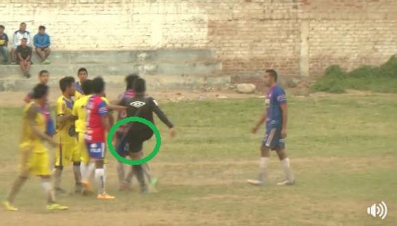 Árbitro patea a jugador en pleno partido de Copa Perú (VIDEO)