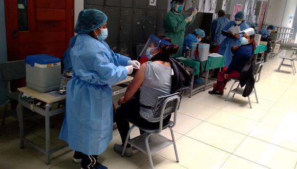 Mayores de 34 años reciben el antígeno en el colegio Francisco Antonio de Zela. (Foto: Adrian Apaza)