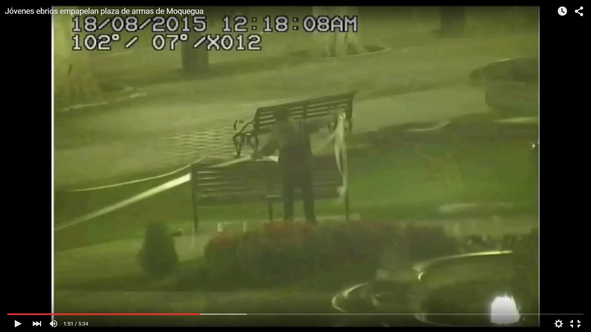 Moquegua: Jóvenes ebrios cubren con papel higiénico plaza de armas (Video)