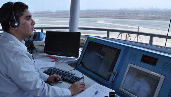 El controlador aéreo se encarga de controlar que los aviones despeguen y aterricen en el aeropuerto. Vigilan él tráfico aéreo de pasajeros, mercadería y carga. (Andina)