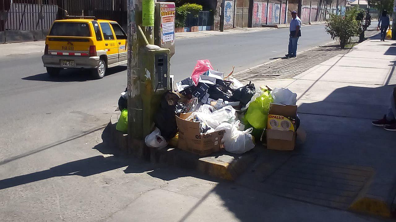 Basura se amontona en  distritos por bloqueo vial y advierten riesgos por focos infecciosos