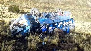 Al menos seis fallecidos tras vuelco de bus a barranco en Cusco (FOTOS)