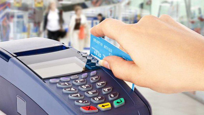 Establecimientos que cobren 5% más por pagar con tarjeta de crédito serán multadas 
