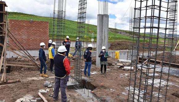 Tras informe, alcalde de Acobamba y funcionarios inspeccionan obra con la finalidad de subsanar observaciones