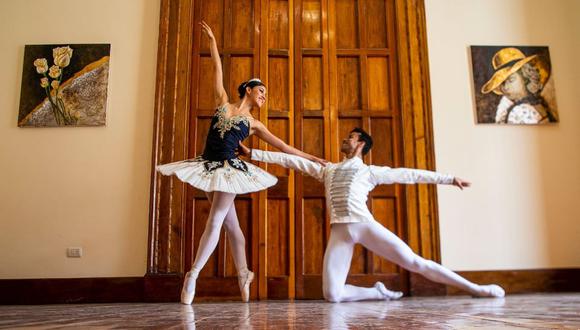 Se trata de una función de gala “Danzar para vivir” , que es dirigida por Caterina Pelaez y que cuenta con más de 40 bailarines.