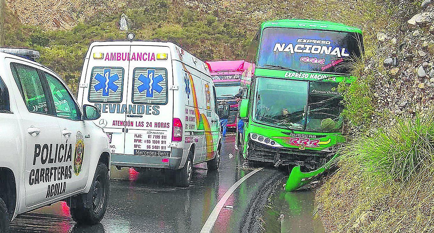 ​40 pasajeros salvan de morir luego que bus chocara con cerro
