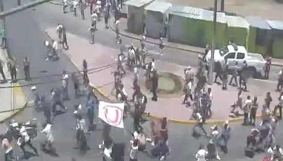 Universitario vs Melgar: Cámaras registraron violento enfrentamiento entre hinchas (VIDEO)