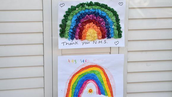 En la ventana de una casa en Arundel, en el sur de Inglaterra, se ven imágenes de arcoíris que ofrecen mensajes de esperanza al público y apoyo al NHS (Servicio Nacional de Salud) (Foto: Glyn Kirk / AFP)