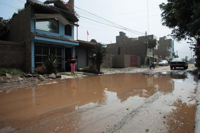 Rotura de tubería genera aniego en urbanización Bellamar