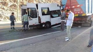 2 muertos deja choque entre miniván y camión en Arequipa
