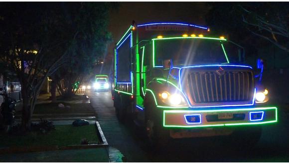 Camiones recolectores de residuos sólidos rinden homenaje a la Navidad. (Foto: Difusión)