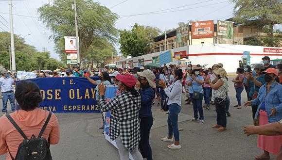 Los padres de familia bloquearon la transitada avenida Cáceres de Piura.