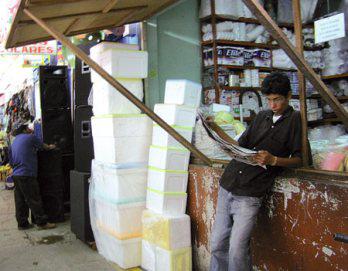 Hallan símbolos de la hoz y el martillo en mercado