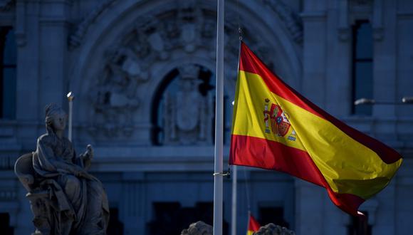 La bandera española ondea a media asta el primer día de los 10 oficiales de duelo por las víctimas del coronavirus. (AFP / Gabriel BOUYS).