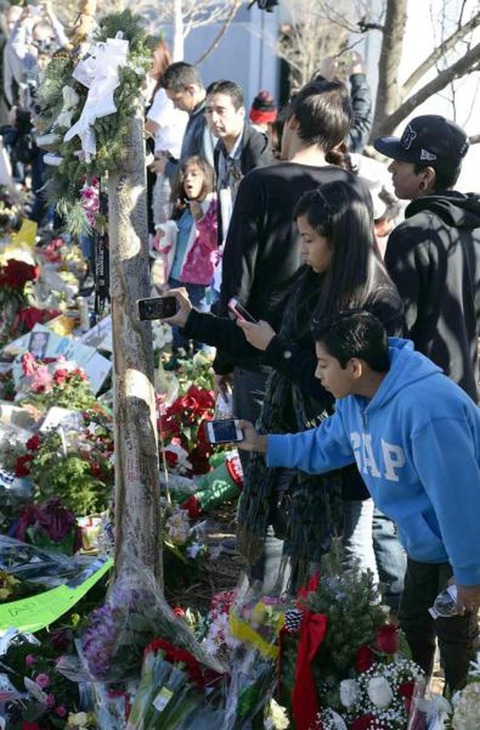 Miles de seguidores homenajean a Paul Walker en el lugar donde falleció (FOTOS)