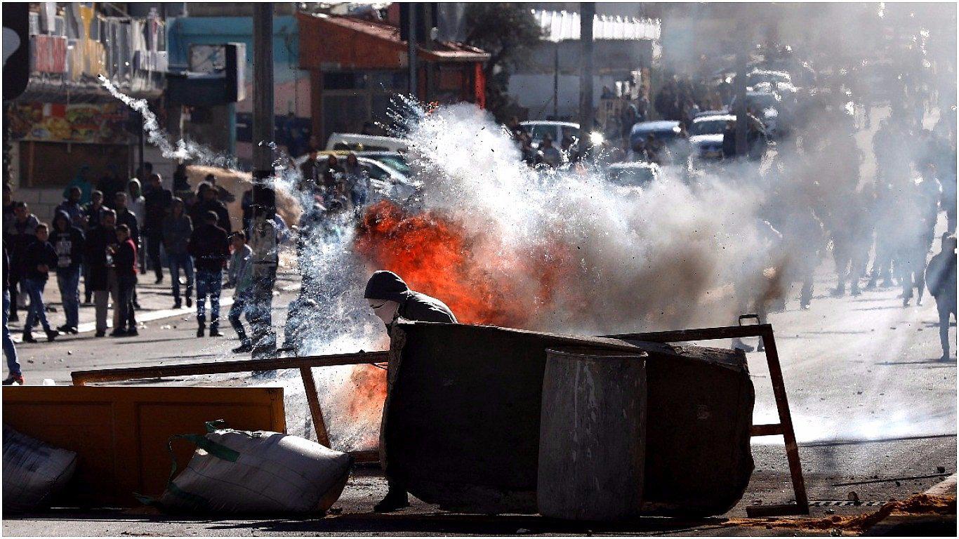 Un muerto en protestas en Medio Oriente contra declaración de Donald Trump (VIDEO)