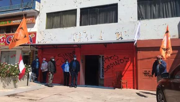 La mañana de este sábado aparecieron pintas en la fachada del local principal partidario de Fuerza Popular en la ciudad de Cusco. Fotos: Juan Carlos Sequeiros
