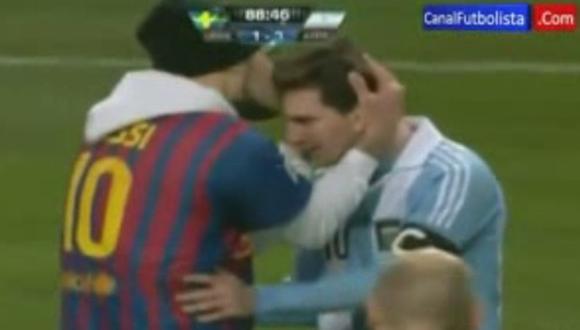 Hincha besa a Messi en pleno partido
