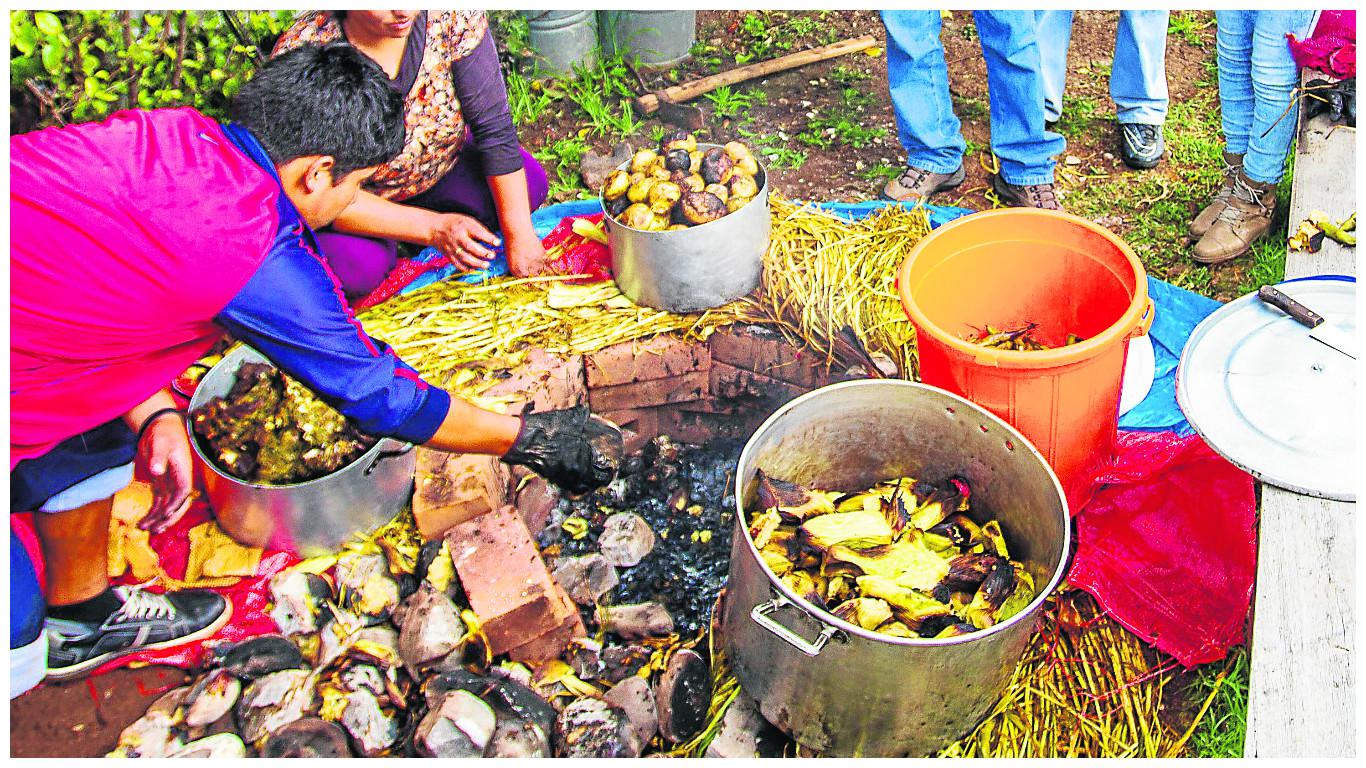 La pachamanca una delicia de la olla de tierra celebrará su día en Yauris