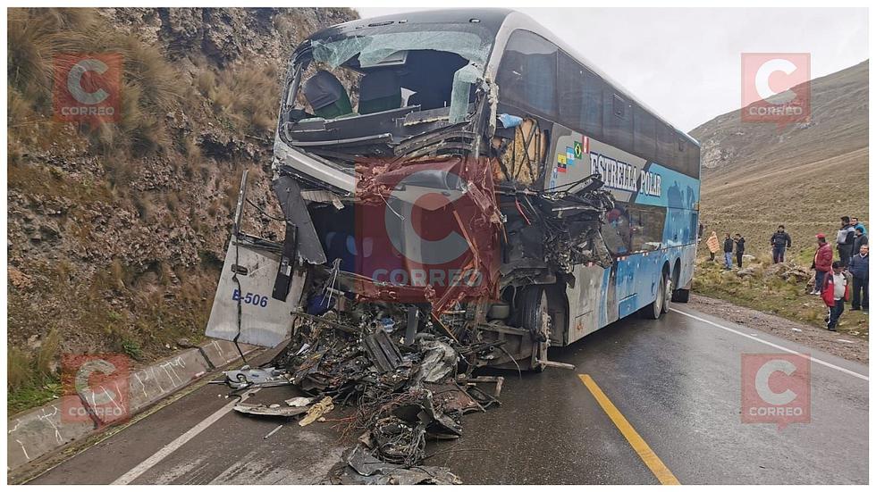 Cinco muertos tras choque de bus Dos Estrellas y tráiler (FOTOS)