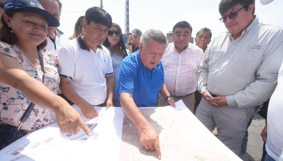 Gobernador regional de La Libertad, César Acuña, recorrió la zona con los alcaldes de Huanchaco y La Esperanza.