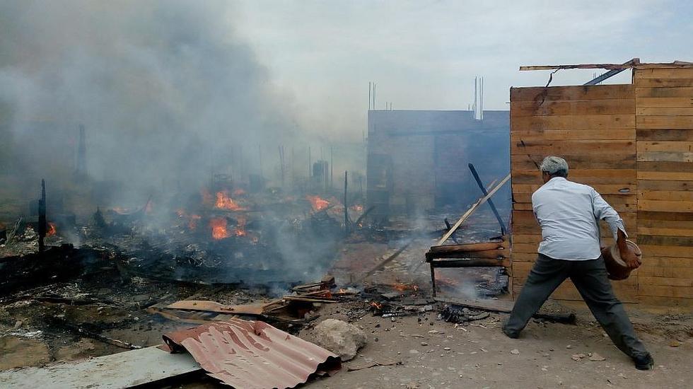 Callao: incendio fuera de control consume viviendas cerca de la Base Naval (VIDEO Y FOTOS)